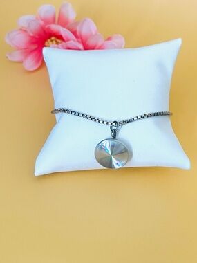 Silver box chain bracelet round charm